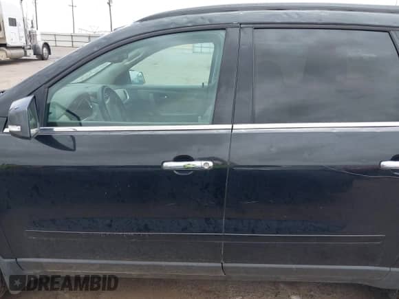 2014 Chevrolet Traverse LT z VIN 1GNKRHKD1EJ318053, wystawiony jako IAAI lot #42562508 z przebiegiem 93 544 mil mil oraz . Historia ofert i sprzedaży dostępna na DreamBid. Obrazek 14.