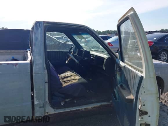 1988 Chevrolet S-10 z VIN 1GCBS14E0J2250990, wystawiony jako IAAI lot #42834696 z przebiegiem 3 848 254 mil mil oraz . Historia ofert i sprzedaży dostępna na DreamBid. Obrazek 5.