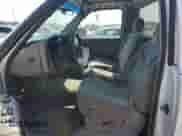 2000 GMC Sierra 1500 SL z VIN 1GTEC14V4YZ134381, wystawiony jako Copart lot #74267324 z przebiegiem Nie podano mil oraz Szkoda całkowita • Salvage title. Historia ofert i sprzedaży dostępna na DreamBid. Obrazek 7.