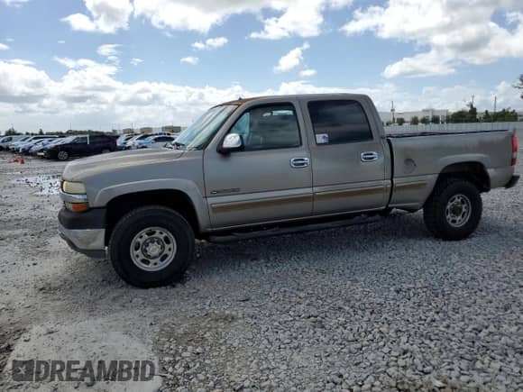 2001 Chevrolet Silverado 2500HD LS with VIN 1GCHC23U21F120613, listed as a Copart auction lot 84431235 with 307,038 mi miles and Salvage title. Bid and sale history available at DreamBid. Image 1.