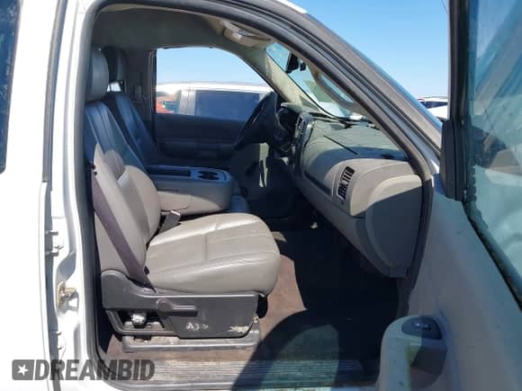 2007 Chevrolet Silverado 1500 Work Truck z VIN 3GCEC13C17G502188, wystawiony jako IAAI lot #43358253 z przebiegiem 161 921 mil mil oraz . Historia ofert i sprzedaży dostępna na DreamBid. Obrazek 5.