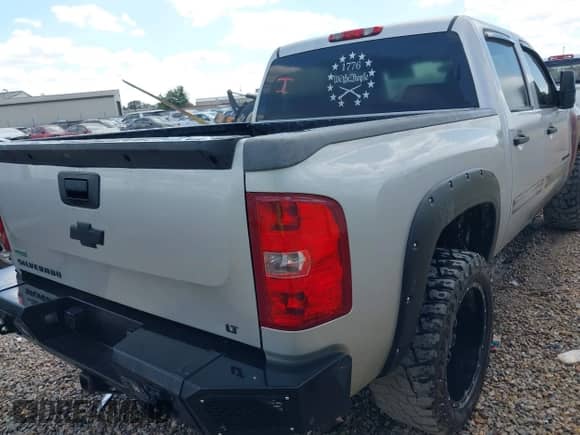 2011 Chevrolet Silverado 1500 LT z VIN 3GCPKSEA4BG110005, wystawiony jako IAAI lot #43310190 z przebiegiem 212 111 mil mil oraz . Historia ofert i sprzedaży dostępna na DreamBid. Obrazek 4.
