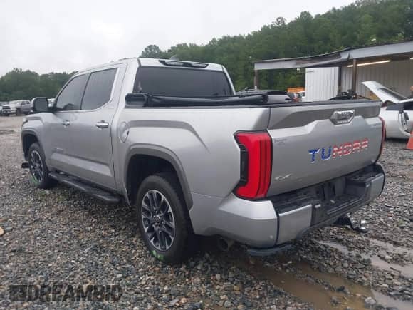 2024 Toyota Tundra Limited z VIN 5TFJA5DB2RX216804, wystawiony jako IAAI lot #42913960 z przebiegiem 13 394 mil mil oraz . Historia ofert i sprzedaży dostępna na DreamBid. Obrazek 3.