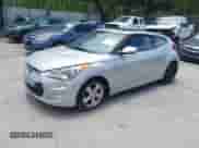 2013 Hyundai Veloster w/Black Int z VIN KMHTC6AD2DU171979, wystawiony jako IAAI lot #42808238 z przebiegiem 116 330 mil mil oraz . Historia ofert i sprzedaży dostępna na DreamBid. Obrazek 2.