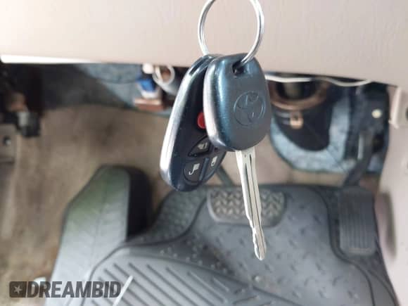 2005 Toyota Sienna XLE z VIN 5TDZA22C15S317622, wystawiony jako IAAI lot #42428944 z przebiegiem 310 848 mil mil oraz . Historia ofert i sprzedaży dostępna na DreamBid. Obrazek 11.