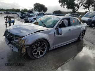2018 Chrysler 300 S z VIN 2C3CCABG9JH266476, wystawiony jako Copart lot #82219865 z przebiegiem Nie podano mil oraz Szkoda całkowita • Salvage title. Historia ofert i sprzedaży dostępna na DreamBid. Obrazek 1.