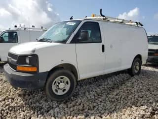 2013 Chevrolet Express Cargo z VIN 1GCWGFCA2D1147174, wystawiony jako Copart lot #49586025 z przebiegiem 138 036 mil mil oraz Czysty tytuł • Clean title. Historia ofert i sprzedaży dostępna na DreamBid. Obrazek 1.