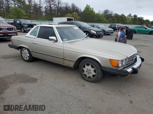 1985 Mercedes-Benz 380 z VIN WDBBA45C8FA035077, wystawiony jako Copart lot #57941015 z przebiegiem 127 403 mil mil oraz Czysty tytuł • Clean title. Historia ofert i sprzedaży dostępna na DreamBid. Obrazek 4.