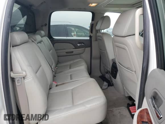 2009 Chevrolet Avalanche LTZ z VIN 3GNFK32039G220039, wystawiony jako Copart lot #41865885 z przebiegiem 289 882 mil mil oraz Czysty tytuł • Clean title. Historia ofert i sprzedaży dostępna na DreamBid. Obrazek 10.