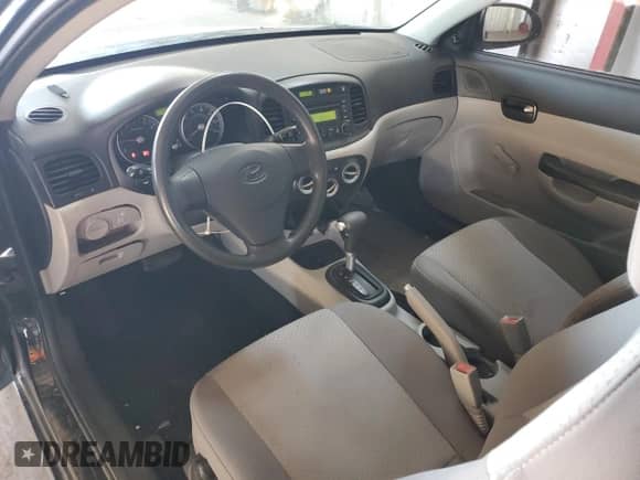 2008 Hyundai Accent GS z VIN KMHCM36C98U064395, wystawiony jako Copart lot #82670815 z przebiegiem 78 849 mil mil oraz Szkoda całkowita • Salvage title. Historia ofert i sprzedaży dostępna na DreamBid. Obrazek 8.