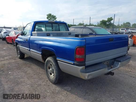 1994 Dodge 1500 z VIN 1B7HC16YXRS728570, wystawiony jako IAAI lot #42637315 z przebiegiem 104 904 mil mil oraz . Historia ofert i sprzedaży dostępna na DreamBid. Obrazek 3.