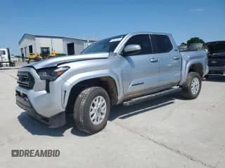 2025 Toyota Tacoma SR z VIN 3TMLB5JN9SM165222, wystawiony jako Copart lot #71427165 z przebiegiem 1 473 mil mil oraz Szkoda całkowita • Salvage title. Historia ofert i sprzedaży dostępna na DreamBid. Obrazek 1.