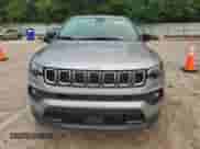 2023 Jeep Compass Latitude Lux z VIN 3C4NJDFN4PT530787, wystawiony jako Copart lot #63428935 z przebiegiem 28 680 mil mil oraz Szkoda całkowita • Salvage title. Historia ofert i sprzedaży dostępna na DreamBid. Obrazek 5.