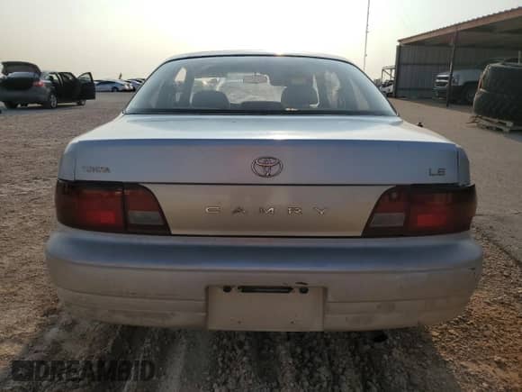 1995 Toyota Camry LE z VIN 4T1SK12C7SU548827, wystawiony jako Copart lot #64502944 z przebiegiem 215 266 mil mil oraz Szkoda całkowita • Salvage title. Historia ofert i sprzedaży dostępna na DreamBid. Obrazek 6.