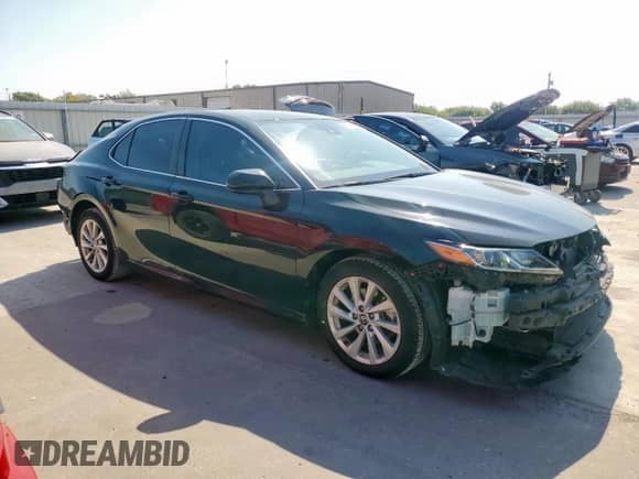 2021 Toyota Camry LE z VIN 4T1C11AK8MU586490, wystawiony jako Copart lot #81323625 z przebiegiem 70 716 mil mil oraz Szkoda całkowita • Salvage title. Historia ofert i sprzedaży dostępna na DreamBid. Obrazek 4.