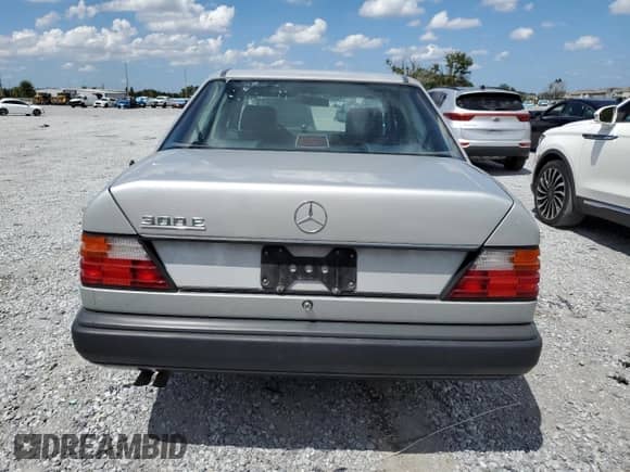 1987 Mercedes-Benz 300 E z VIN WDBEA30D2HA333179, wystawiony jako Copart lot #80955755 z przebiegiem 336 668 mil mil oraz Czysty tytuł • Clean title. Historia ofert i sprzedaży dostępna na DreamBid. Obrazek 6.