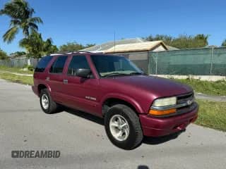 2002 Chevrolet Blazer LS z VIN 1GNCS13W42K203047, wystawiony jako Copart lot #89523185 z przebiegiem 97 966 mil mil oraz Czysty tytuł • Clean title. Historia ofert i sprzedaży dostępna na DreamBid. Obrazek 1.