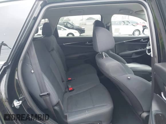 2020 Kia Sorento LX with VIN 5XYPG4A35LG638222, listed as a IAAI auction lot 42447105 with 61,929 mi miles and . Bid and sale history available at DreamBid. Image 8.