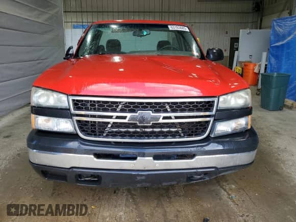 2006 Chevrolet Silverado 1500 Work Truck z VIN 1GCEC14V06E284962, wystawiony jako Copart lot #63103685 z przebiegiem 231 471 mil mil oraz Szkoda całkowita • Salvage title. Historia ofert i sprzedaży dostępna na DreamBid. Obrazek 5.
