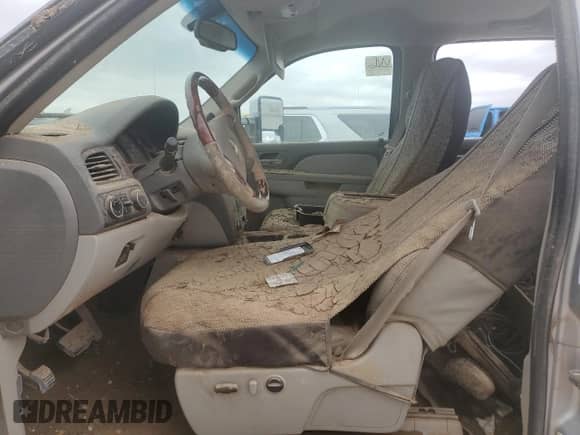 2011 Chevrolet Silverado 2500HD LTZ z VIN 1GC1KYC81BF143683, wystawiony jako Copart lot #79743984 z przebiegiem Nie podano mil oraz Szkoda całkowita • Salvage title. Historia ofert i sprzedaży dostępna na DreamBid. Obrazek 7.