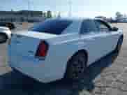 2018 Chrysler 300 S z VIN 2C3CCAGG1JH267517, wystawiony jako IAAI lot #42374883 z przebiegiem 73 720 mil mil oraz . Historia ofert i sprzedaży dostępna na DreamBid. Obrazek 4.