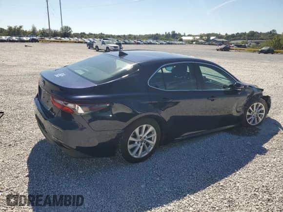 2021 Toyota Camry LE z VIN 4T1R11AK9MU449164, wystawiony jako Copart lot #84798495 z przebiegiem 15 811 mil mil oraz Szkoda całkowita • Salvage title. Historia ofert i sprzedaży dostępna na DreamBid. Obrazek 3.