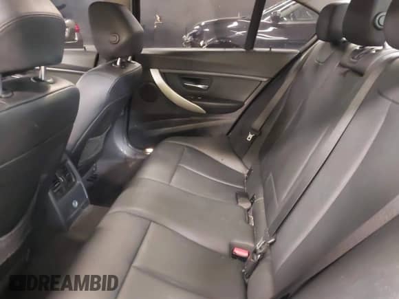 2013 BMW 3 Series 328i xDrive z VIN WBA3B3G53DNR80324, wystawiony jako IAAI lot #41490385 z przebiegiem 177 026 mil mil oraz . Historia ofert i sprzedaży dostępna na DreamBid. Obrazek 8.