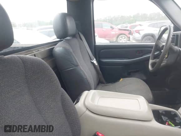 2000 Chevrolet Silverado 1500 z VIN 1GCEC14T7YZ313576, wystawiony jako IAAI lot #42131120 z przebiegiem 305 082 mil mil oraz . Historia ofert i sprzedaży dostępna na DreamBid. Obrazek 8.