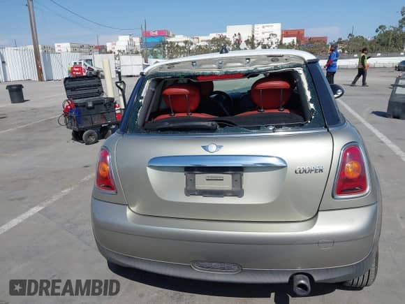 2007 MINI Hardtop with VIN WMWMF33537TT55761, listed as a IAAI auction lot 43072021 with 190,545 mi miles and . Bid and sale history available at DreamBid. Image 17.