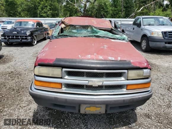 1998 Chevrolet Blazer LS with VIN 1GNCS13WXW2135178, listed as a Copart auction lot 60101125 with Not provided miles and Salvage title. Bid and sale history available at DreamBid. Image 5.
