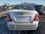 2014 Chevrolet Sonic LS z VIN 1G1JB5SH6E4169074, wystawiony jako Copart lot #41774125 z przebiegiem Nie podano mil oraz Czysty tytuł • Clean title. Historia ofert i sprzedaży dostępna na DreamBid. Obrazek 6.