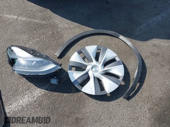2023 Tesla Model Y Long Range z VIN 7SAYGAEE9PF851348, wystawiony jako IAAI lot #43167064 z przebiegiem Nie podano mil oraz . Historia ofert i sprzedaży dostępna na DreamBid. Obrazek 11.
