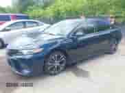 2020 Toyota Camry SE z VIN 4T1J11AK8LU935461, wystawiony jako IAAI lot #42354964 z przebiegiem 70 212 mil mil oraz . Historia ofert i sprzedaży dostępna na DreamBid. Obrazek 2.