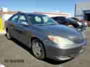 2003 Toyota Camry LE с VIN 4T1BF32K93U562415, выставлен на аукционе Copart как лот 81987345 с пробегом 171 115 миль миль и Списание • Salvage title. История ставок и продаж доступна на DreamBid. Изображение 4.