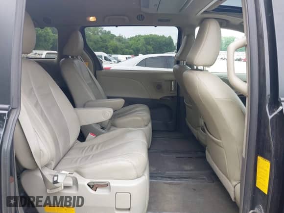 2012 Toyota Sienna XLE z VIN 5TDDK3DC9CS031735, wystawiony jako IAAI lot #42553720 z przebiegiem 286 348 mil mil oraz . Historia ofert i sprzedaży dostępna na DreamBid. Obrazek 8.