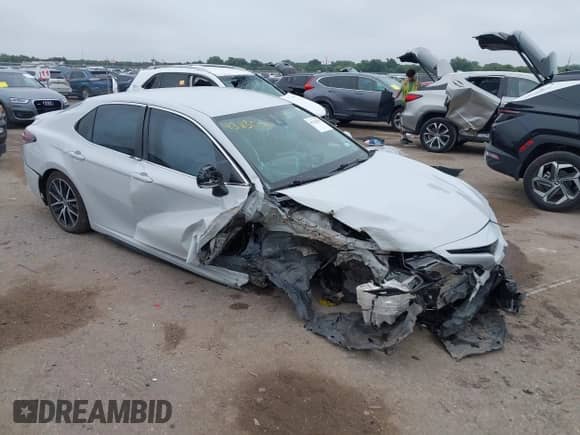 2023 Toyota Camry SE z VIN 4T1G11AK0PU140680, wystawiony jako IAAI lot #43113052 z przebiegiem 99 906 mil mil oraz . Historia ofert i sprzedaży dostępna na DreamBid. Obrazek 1.