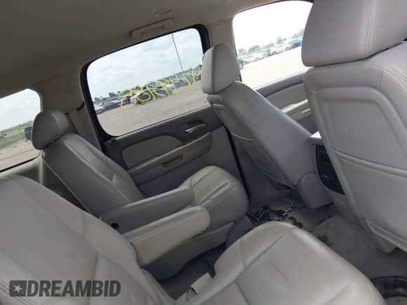 2009 Chevrolet Suburban LTZ z VIN 1GNFK36339R283999, wystawiony jako IAAI lot #42495188 z przebiegiem 203 063 mil mil oraz . Historia ofert i sprzedaży dostępna na DreamBid. Obrazek 8.