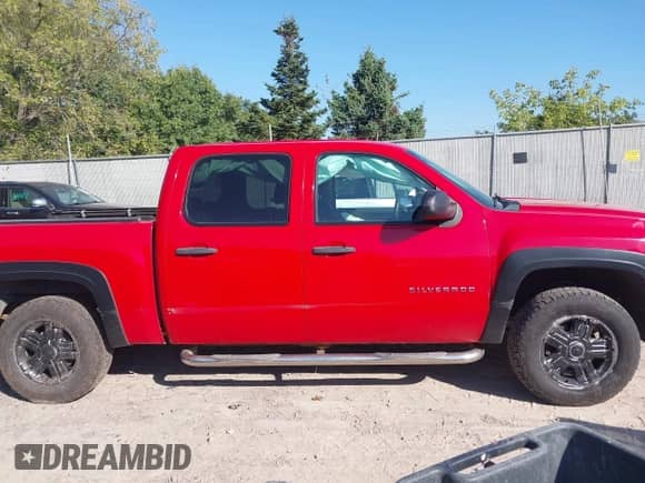 2011 Chevrolet Silverado 1500 LT z VIN 3GCPKSE33BG218147, wystawiony jako IAAI lot #43324112 z przebiegiem 83 575 mil mil oraz . Historia ofert i sprzedaży dostępna na DreamBid. Obrazek 13.
