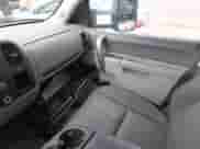 2013 Chevrolet Silverado 2500HD Work Truck z VIN 1GC1KVC85DF201179, wystawiony jako IAAI lot #42210565 z przebiegiem 236 384 mil mil oraz . Historia ofert i sprzedaży dostępna na DreamBid. Obrazek 5.