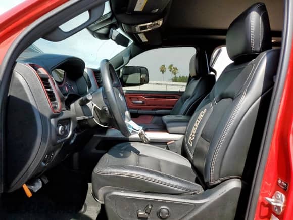 2022 Ram 1500 Rebel z VIN 1C6SRFLM7NN414619, wystawiony jako Copart lot #56697775 z przebiegiem 57 054 mil mil oraz Szkoda całkowita • Salvage title. Historia ofert i sprzedaży dostępna na DreamBid. Obrazek 7.