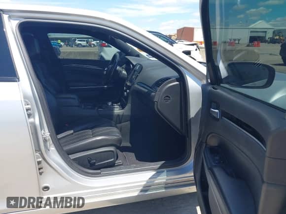 2020 Chrysler 300 S с VIN 2C3CCAGG7LH154660, выставлен на аукционе IAAI как лот 42210611 с пробегом 130 744 миль миль и . История ставок и продаж доступна на DreamBid. Изображение 5.