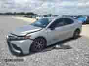 2023 Toyota Camry SE z VIN 4T1G11AK9PU104521, wystawiony jako Copart lot #63671725 z przebiegiem 69 960 mil mil oraz Nie do naprawy • Non repairable. Historia ofert i sprzedaży dostępna na DreamBid. Obrazek 1.