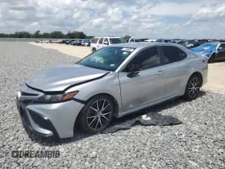 2023 Toyota Camry SE z VIN 4T1G11AK9PU104521, wystawiony jako Copart lot #63671725 z przebiegiem 69 960 mil mil oraz Nie do naprawy • Non repairable. Historia ofert i sprzedaży dostępna na DreamBid. Obrazek 1.