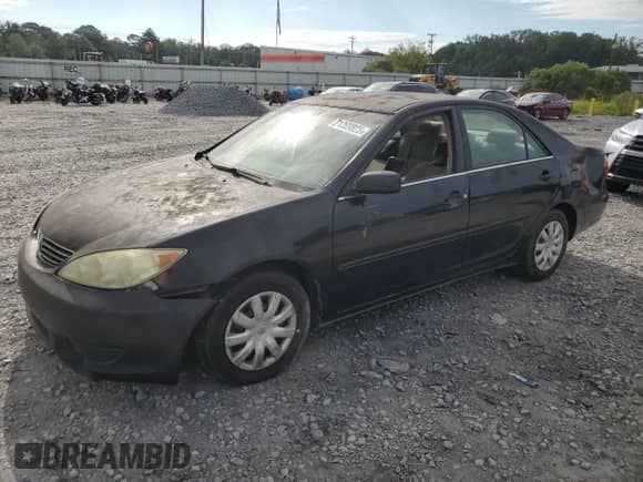 2005 Toyota Camry STD z VIN 4T1BE32K65U424109, wystawiony jako Copart lot #71369825 z przebiegiem 89 564 mil mil oraz Czysty tytuł • Clean title. Historia ofert i sprzedaży dostępna na DreamBid. Obrazek 1.