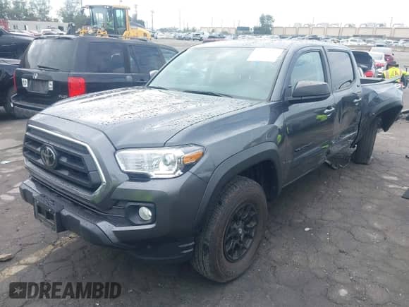 2023 Toyota Tacoma SR5 z VIN 3TMAZ5CN6PM208616, wystawiony jako IAAI lot #43239210 z przebiegiem 28 498 mil mil oraz . Historia ofert i sprzedaży dostępna na DreamBid. Obrazek 2.