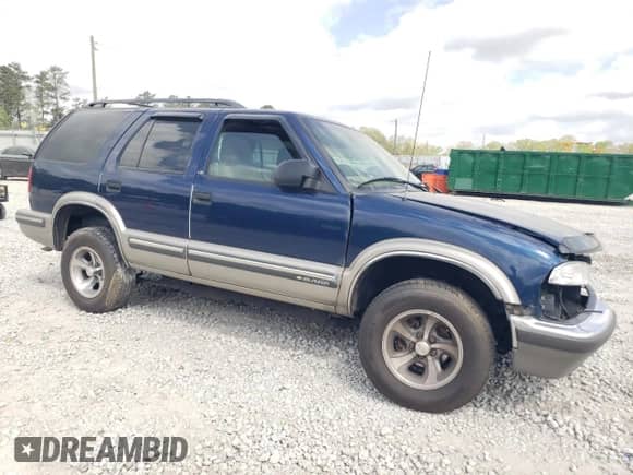 1999 Chevrolet Blazer LS z VIN 1GNCS13W3X2174681, wystawiony jako Copart lot #51832365 z przebiegiem 209 536 mil mil oraz Szkoda całkowita • Salvage title. Historia ofert i sprzedaży dostępna na DreamBid. Obrazek 4.
