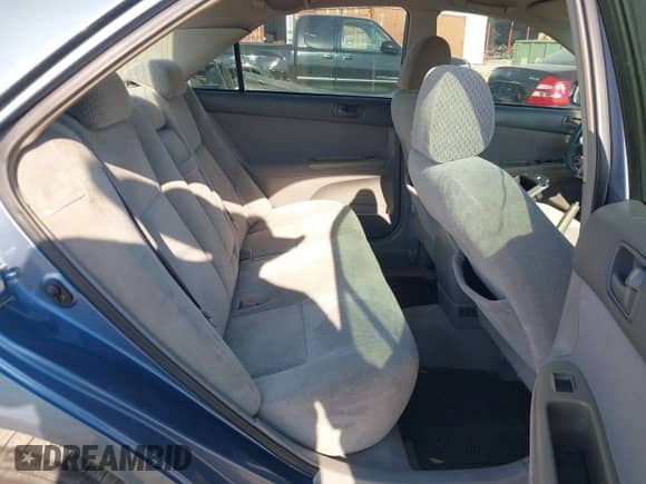 2004 Toyota Camry LE z VIN 4T1BE32K14U848988, wystawiony jako IAAI lot #43374345 z przebiegiem 191 139 mil mil oraz . Historia ofert i sprzedaży dostępna na DreamBid. Obrazek 8.