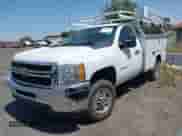 2012 Chevrolet Silverado 2500HD Work Truck z VIN 1GB0CVCG0CF157255, wystawiony jako IAAI lot #42449760 z przebiegiem 108 103 mil mil oraz . Historia ofert i sprzedaży dostępna na DreamBid. Obrazek 2.