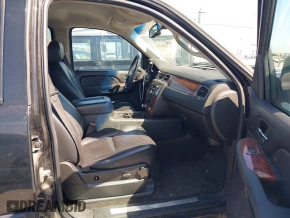 2007 Chevrolet Suburban z VIN 1GNFC16YX7R257071, wystawiony jako IAAI lot #41867224 z przebiegiem 203 385 mil mil oraz . Historia ofert i sprzedaży dostępna na DreamBid. Obrazek 5.