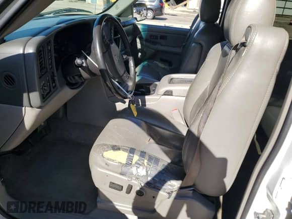 2004 Chevrolet Suburban Z71 z VIN 3GNFK16Z74G245340, wystawiony jako Copart lot #57491305 z przebiegiem 283 174 mil mil oraz Szkoda całkowita • Salvage title. Historia ofert i sprzedaży dostępna na DreamBid. Obrazek 7.